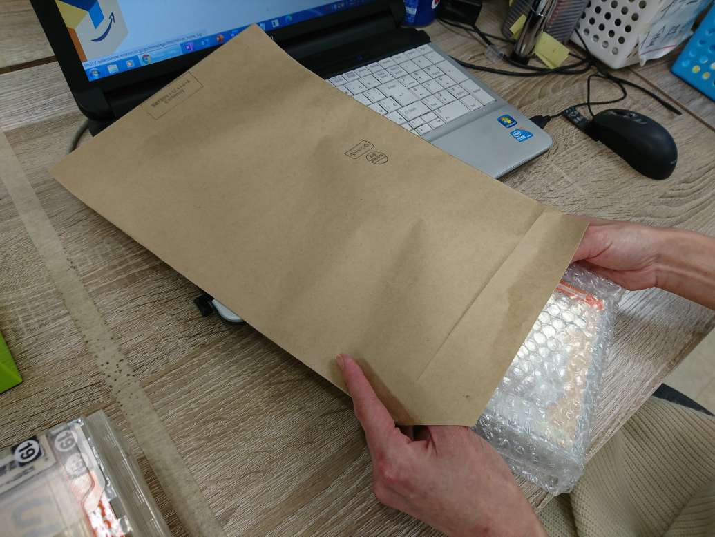 商品の梱包作業